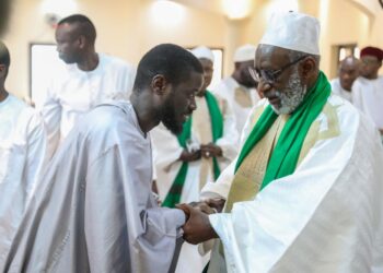 EN VISITE DE COURTOISIE CHEZ LA FAMILLE OMARIENNE : Le Président Diomaye s’engage à poursuivre les travaux de la mosquée
