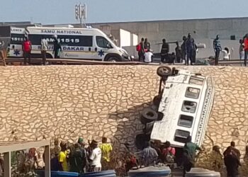 UN CAR « NDIAGA-NDIAYE » SE RENVERSE PRÈS DU TECHNOPOLE : 30 blessés dont 7 graves