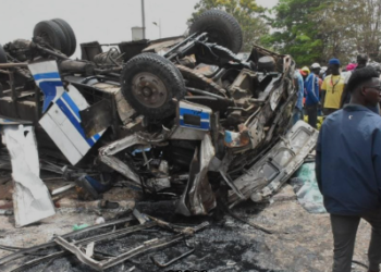UN BUS TATA SE RENVERSE A HAUTEUR DU ROND POINT EMG : Un mort et plus d’une vingtaine de blessés enregistrés