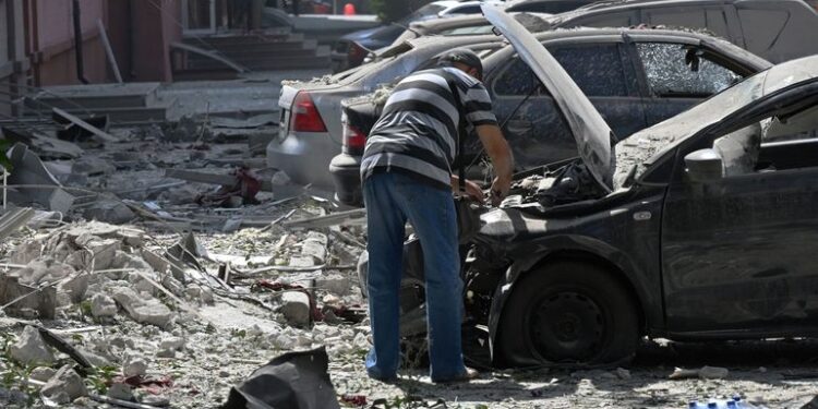 Ukraine : Cinq morts dans des frappes russes, d’après les autorités régionales