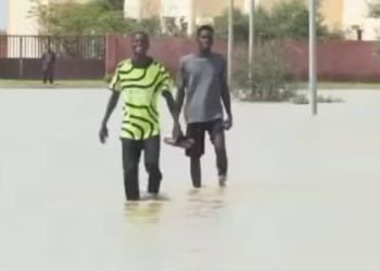 COTRIBUTION / DEBORDEMENT DU FLEUVE SENEGAL : Des élèves contraints de braver les inondations sous le regard indifférent du régime Sonko-Diomaye