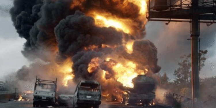 Nigeria : 26 morts après l’explosion d’un camion sur une mine artisanale