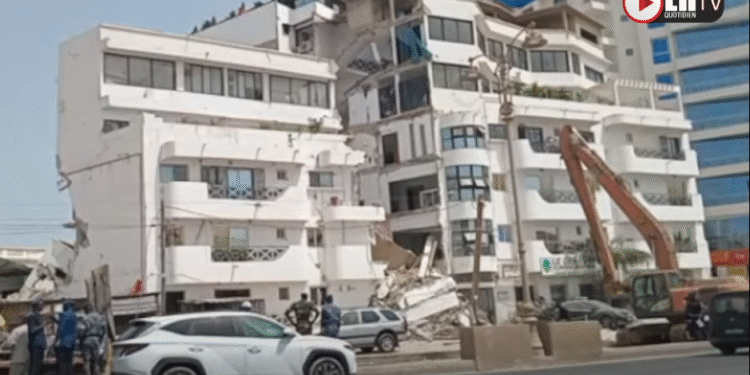 DIRECT : Un immeuble situé face au stade municipal de Ngor s’est effondré, entraînant une intervention