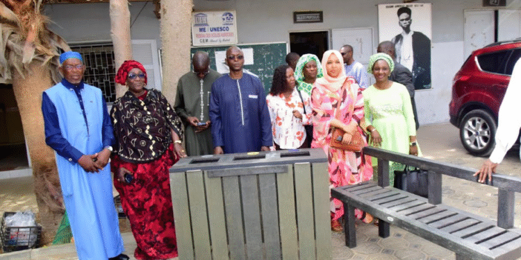 REMISE SYMBOLIQUE DE MOBILIER ÉCOLOGIQUE AU CEM SERIGNE AHMETH SY MALICK : Pour une école plus verte 