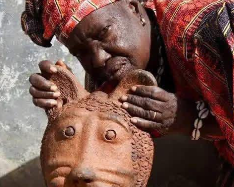 NÉCROLOGIE : Décès de l’artiste Seyni Awa Camara, figure majeure de l’art contemporain