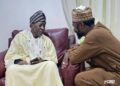 Invitation officielle à Alger et à Aïn Madhi : L&rsquo;ambassadeur de l&rsquo;Algérie à Dakar, accompagne Cheikh Mahi Niass à l’aéroport