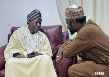 Invitation officielle à Alger et à Aïn Madhi : L&rsquo;ambassadeur de l&rsquo;Algérie à Dakar, accompagne Cheikh Mahi Niass à l’aéroport