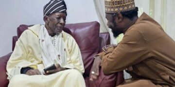 Invitation officielle à Alger et à Aïn Madhi : L&rsquo;ambassadeur de l&rsquo;Algérie à Dakar, accompagne Cheikh Mahi Niass à l’aéroport