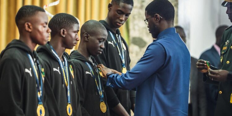 BASSIROU DIOMAYE FAYE GÂTE LES CHAMPIONS D’AFRIQUE U15 ET U17 : 311,4 millions de Fcfa, couverture maladie… 