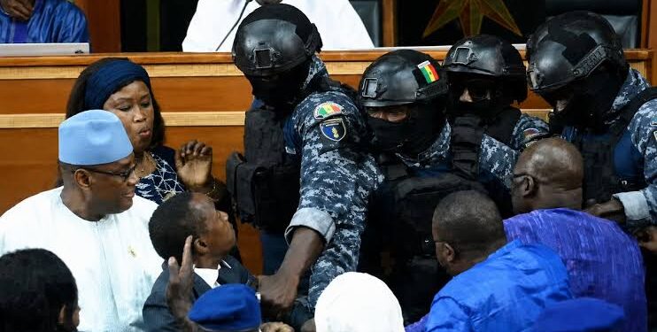 EXPULSION D’ABDOU MBOW A L&rsquo;ASSEMBLÉE NATIONALE : L’opposition lance une offensive diplomatique internationale