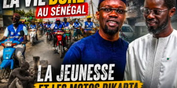 LA VIE EST DE PLUS EN PLUS DURE AU SÉNÉGAL : LA JEUNESSE SURVIT GRÂCE AUX MOTOS JAKARTA